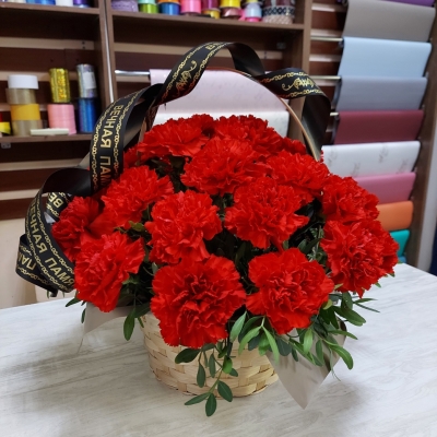 Корзина из красных гвоздик